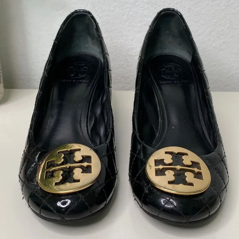 Tory Burch Black Patent Leather Quilted Wedge Heel Pumps Gold Logo Designer SZ 7